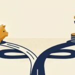 Ahorrar vs invertir: cruce de caminos entre una hucha y una planta creciendo sobre monedas