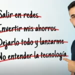 Fabio Serna junto a una pizarra con los frenos más habituales para empezar a ganar dinero online