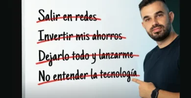 Fabio Serna junto a una pizarra con los frenos más habituales para empezar a ganar dinero online