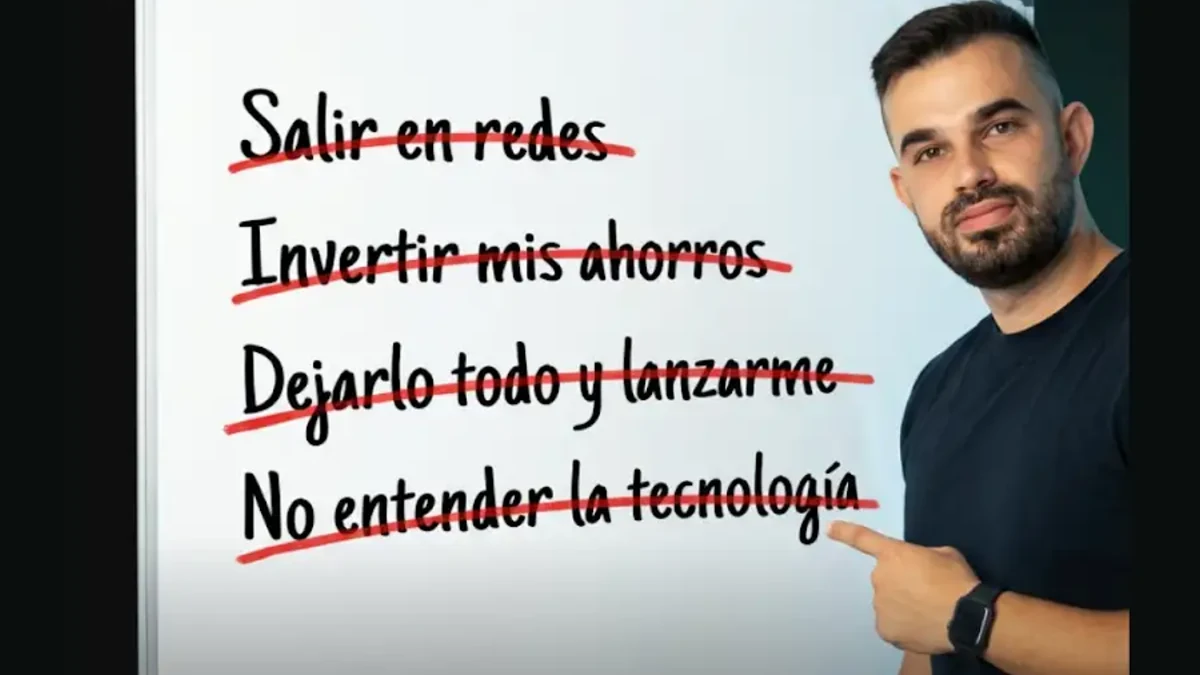Fabio Serna, que imparte Partner Live, junto a una pizarra con los frenos más habituales para empezar online