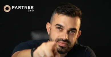 Fabio Serna con el logo de Partner 360, imagen oficial del programa