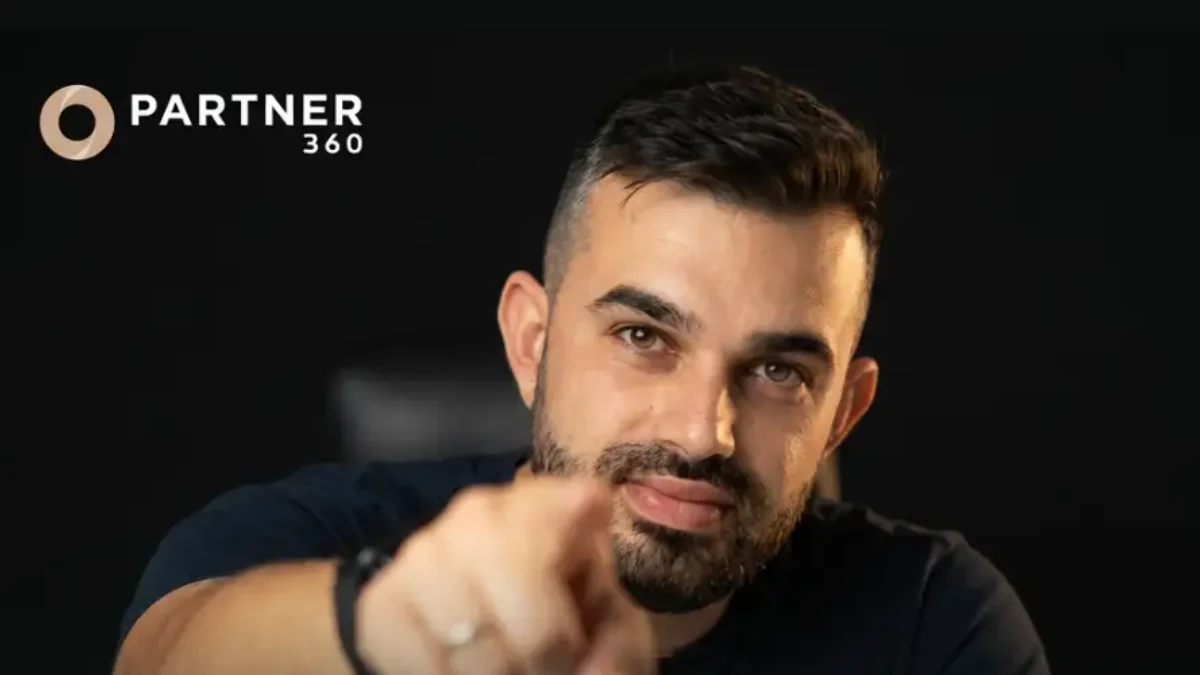 Fabio Serna, que imparte Partner Live el 10 de noviembre, con el logo de Partner 360